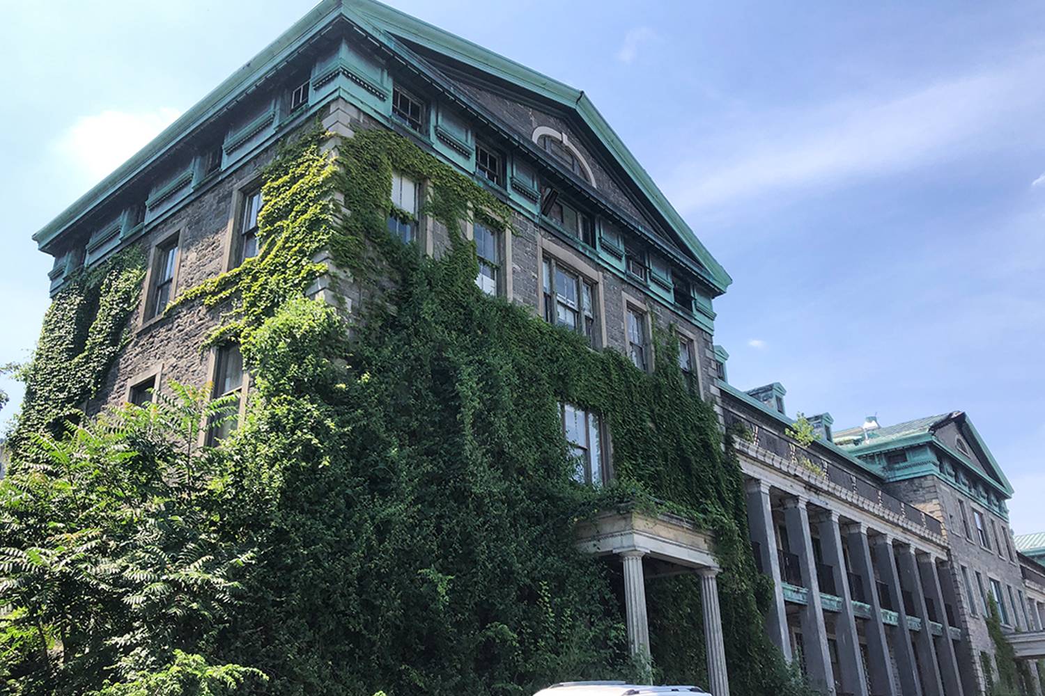 Image of an abandoned Seamans Retreat at Bayley Seton Hospital in Staten Island.