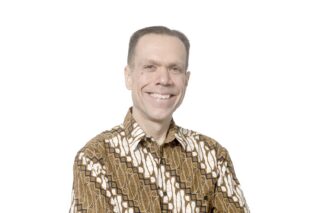 Headshot of Erik Olsen, PE, Managing Partner, Transsolar, KlimaEngineering