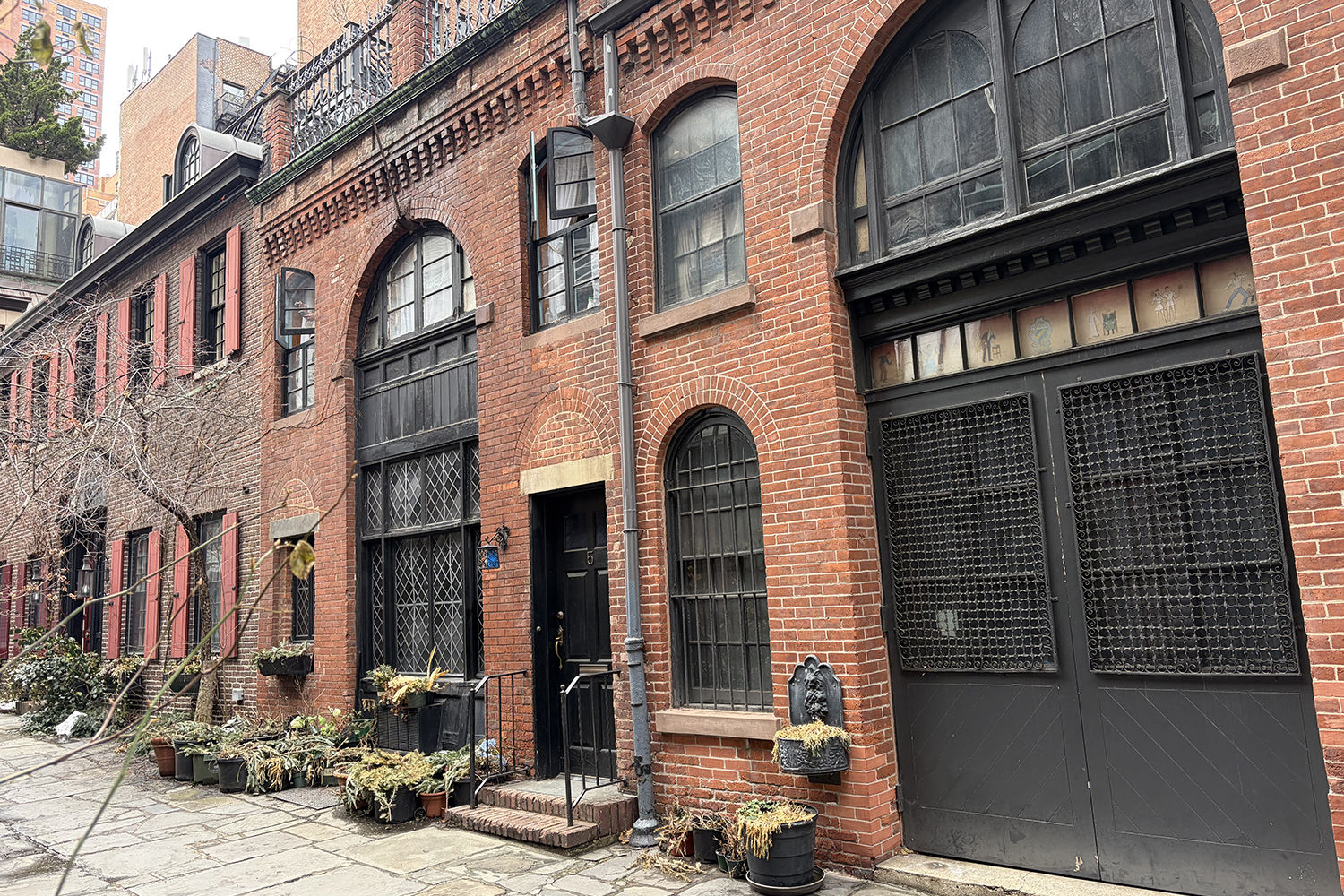 Exterior photograph of The Amateur Comedy Club and Historic Sniffen Court